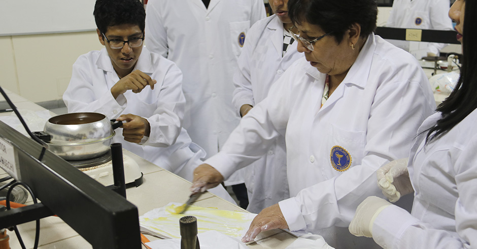estudiantes-de-farmacia-y-bioquimica-elaboran-cremas-magistrales